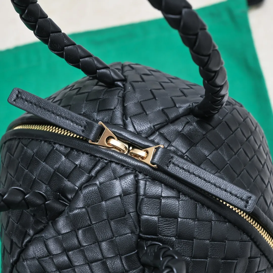 #BV 2023 new bowling bag 🎈 combines BV’s classic woven elements. The entire bag is full of craftsmanship, unique and full of taste~ Made of sheepskin, with a smooth texture. Detachable shoulder strap can be carried or carried. Multiple carrying methods to match your highlight moments [yeah], the capacity is very touching, suitable for short trips/business trips! A must-have for daily concave styling. Size: 22*22*22, model 9463#